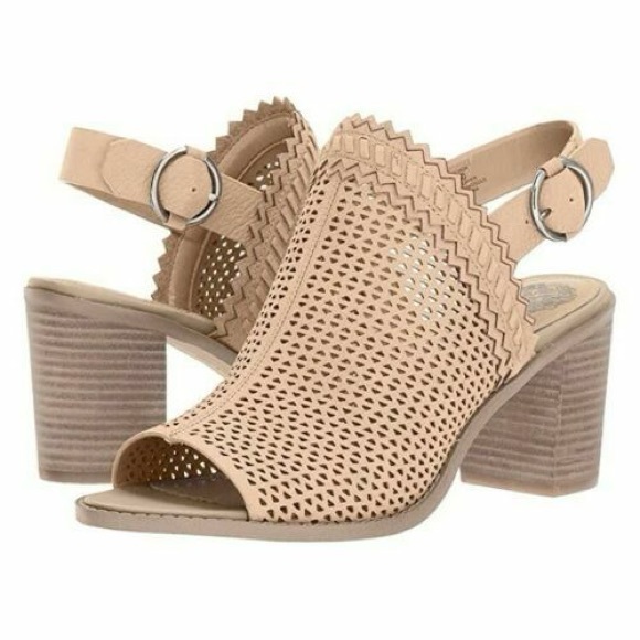 VINCE CAMUTO Tricinda Heeled Sandals 8W Nude Slingback Lasercut Peep Toe New - Picture 1 of 10